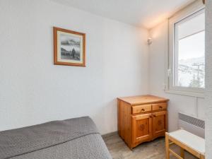 una camera con letto, tavolo e finestra di Apartment La Boédette-7 by Interhome a Les Menuires