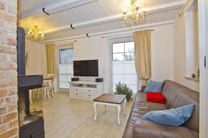 Μια τηλεόραση ή/και κέντρο ψυχαγωγίας στο Ferienhaus Min Hüsung Haus - Terrasse, Garten