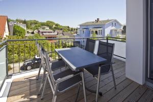 ein Tisch und Stühle auf einem Balkon mit Aussicht in der Unterkunft zentrale FeWo mit Balkon, gratis Nutzung vom AHOI Erlebnisbad und Sauna in Sellin - Villa Anni FeWo 05 in Göhren