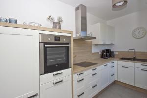 Küche/Küchenzeile in der Unterkunft zentrale FeWo mit Balkon, gratis Nutzung vom AHOI Erlebnisbad und Sauna in Sellin - Villa Anni FeWo 05