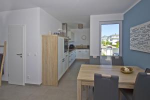 Küche/Küchenzeile in der Unterkunft zentrale FeWo mit Balkon, gratis Nutzung vom AHOI Erlebnisbad und Sauna in Sellin - Villa Anni FeWo 05