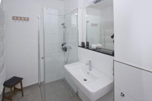 Ein Badezimmer in der Unterkunft zentrale FeWo mit Balkon, gratis Nutzung vom AHOI Erlebnisbad und Sauna in Sellin - Villa Anni FeWo 05