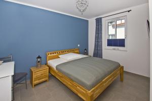 Ein Bett oder Betten in einem Zimmer der Unterkunft zentrale FeWo mit Balkon, gratis Nutzung vom AHOI Erlebnisbad und Sauna in Sellin - Villa Anni FeWo 05
