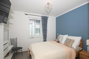 ein Schlafzimmer mit einem Bett und einem Fenster in der Unterkunft zentrale FeWo mit Balkon, gratis Nutzung vom AHOI Erlebnisbad und Sauna in Sellin - Villa Anni FeWo 05 in Göhren + 18 Fotos