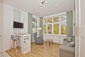 ein Wohnzimmer mit einem Schreibtisch und einem Stuhl in der Unterkunft Haus Brandenburg FeWo 37 - strandnah in Göhren