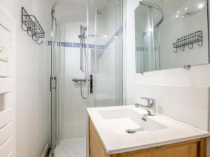 y baño con lavabo y ducha. en Apartment La Cité du Lac-4 by Interhome en San Juan de Luz
