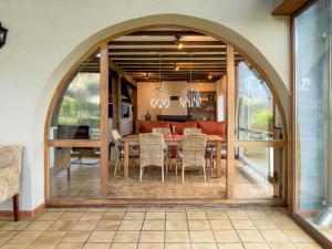 Holiday Home Villa Elorrio by Interhome في Elorrio: غرفة طعام وغرفة معيشة مع طاولة وكراسي