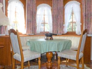 einem Esstisch mit 2 Stühlen und einer Vase darauf in der Unterkunft Apartment by Interhome in Zermatt