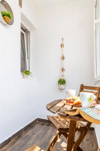 ブカレストにあるPiata Victoriei by MRG Apartmentsのダイニングルーム(木製テーブル、椅子付)