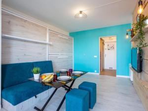 - un salon avec un canapé bleu et une table dans l'établissement Studio Chori Kanta by Interhome, à Ciboure
