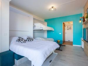 - une chambre avec un lit blanc et des murs bleus dans l'établissement Studio Chori Kanta by Interhome, à Ciboure