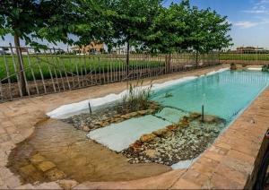 Una piscina con agua azul en un patio. en Partida de la Mar, en Almácera