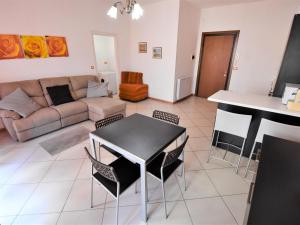 sala de estar con mesa y sofá en Apartment Rosapanna-1 by Interhome, en Rosapineta