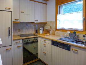 Kuchyň nebo kuchyňský kout v ubytování Apartment Allmi by Interhome