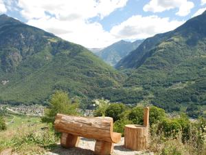un banco de madera sentado en la cima de una montaña en Holiday Home Rudico OG by Interhome, en Semione