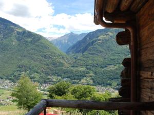 uma vista a partir de uma janela de um vale de montanha em Holiday Home Rudico OG by Interhome em Semione