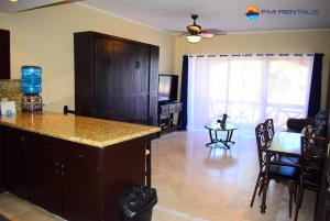 佩納斯科港的住宿－Marina Pinacate A-421，厨房以及带柜台和桌子的客厅。