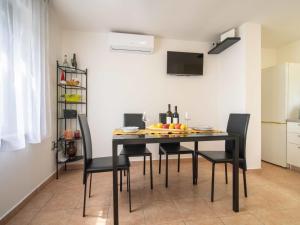 uma sala de jantar com uma mesa preta e cadeiras em Holiday Home Erminia by Interhome em Lovran