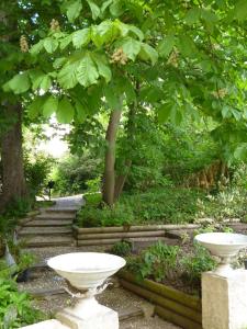 two white sinks in a garden with trees at Les Buis de Boscherville Gite in Hénouville