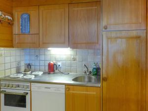 Kuchyň nebo kuchyňský kout v ubytování Apartment Grand Hôtel A10 by Interhome
