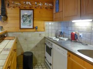 eine Küche mit einer Spüle und einem Herd Top-Backofen in der Unterkunft Apartment Grand Hôtel A10 by Interhome in Villars-sur-Ollon
