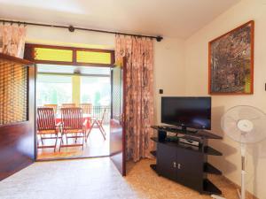 Televízia a/alebo spoločenská miestnosť v ubytovaní Holiday Home Akazie by Interhome