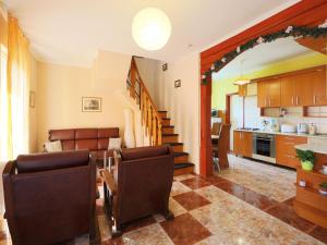 salon ze schodami i kuchnią w obiekcie Holiday Home Beata by Interhome w mieście Kőröshegy