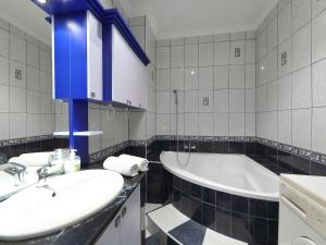 W łazience znajduje się umywalka i wanna. w obiekcie Holiday Home Beata by Interhome w mieście Kőröshegy