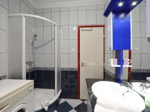 W łazience znajduje się prysznic, umywalka i toaleta. w obiekcie Holiday Home Beata by Interhome w mieście Kőröshegy +19 zdjęć