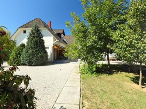 Vonkajšia záhrada v ubytovaní Apartment Moni 2 by Interhome