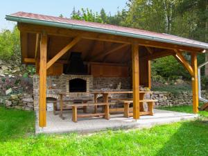 un pabellón con mesa de picnic y chimenea en Holiday Home Kralovice by Interhome, en Nebahovy