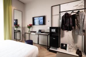 TV tai viihdekeskus majoituspaikassa Heart Hotel Milano
