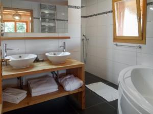 Phòng tắm tại Chalet Banksia by Interhome
