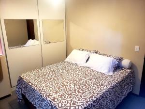 マセイオにあるExcelente Apartamento Maceióのベッドルーム1室(枕2つ、鏡付)