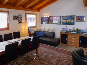 Posezení v ubytování Apartment Tga da Plaz by Interhome + 24 fotografií