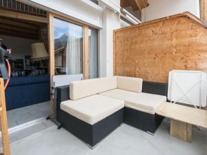 ein Wohnzimmer mit einem Sofa und einem Tisch in der Unterkunft Apartment Tga da Plaz by Interhome in Zillis