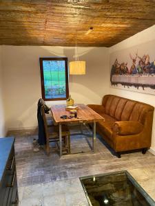 a living room with a couch and a table at Schöne Ferienwohnung Gewölbekeller Fachwerkhaus in Bacharach