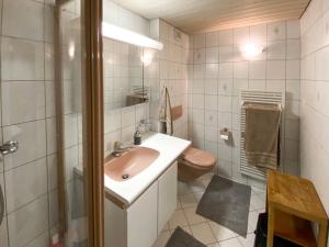 Et badeværelse på Apartment Chalet Jungtalblick- Wohnung Drieri by Interhome