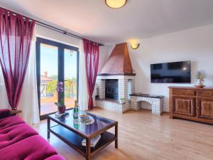 TV a/nebo společenská místnost v ubytování Apartment Chiara by Interhome
