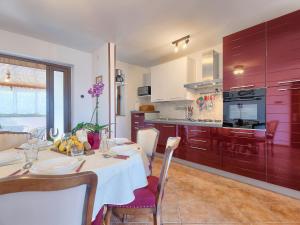 Kuchyň nebo kuchyňský kout v ubytování Apartment Chiara by Interhome