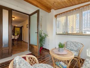 Posezení v ubytování Apartment Chiara by Interhome
