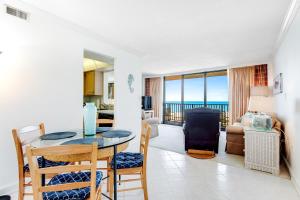 sala de estar con mesa y sillas y vistas al océano en Sea Colony --- 508 Brandywine house, en Bethany Beach