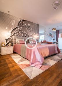 sypialnia z dużym łóżkiem ze ścianą w obiekcie La Chambre Rose w mieście Ponta do Sol