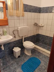 Ένα μπάνιο στο Petroula Apartments