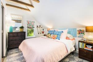 Un dormitorio con una cama y una cómoda. en The Bright Side, en Union Pier