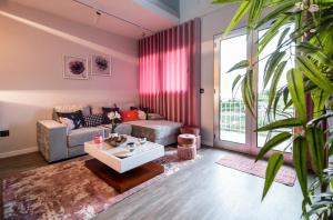 a living room with a couch and a table at La Chambre Rose in Ponta do Sol