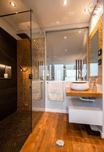a bathroom with a shower and a sink at La Chambre Rose in Ponta do Sol