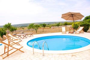 Bazén v ubytovaní Villa Stone Pearl with heated swimming pool alebo v jeho blízkosti