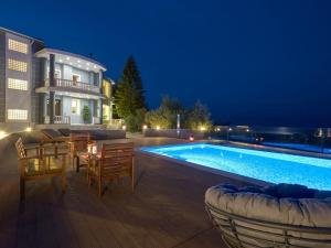 Bazén v ubytování Villa Akrotiri by Interhome nebo v jeho okolí
