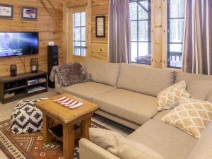 ein Wohnzimmer mit Sofa und Fernseher in der Unterkunft Holiday Home Kiehtäjän virta by Interhome in Käylä + 22 Fotos